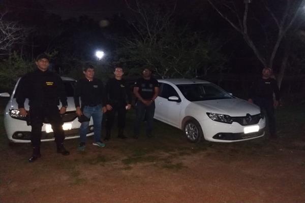 Equipe da DECIPE aguardando a chegada do preso e dos agentes.